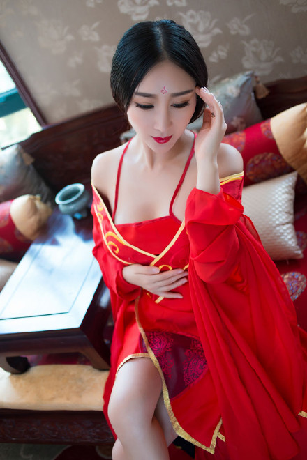 红衣古装美女妖艳撩人肚兜写真