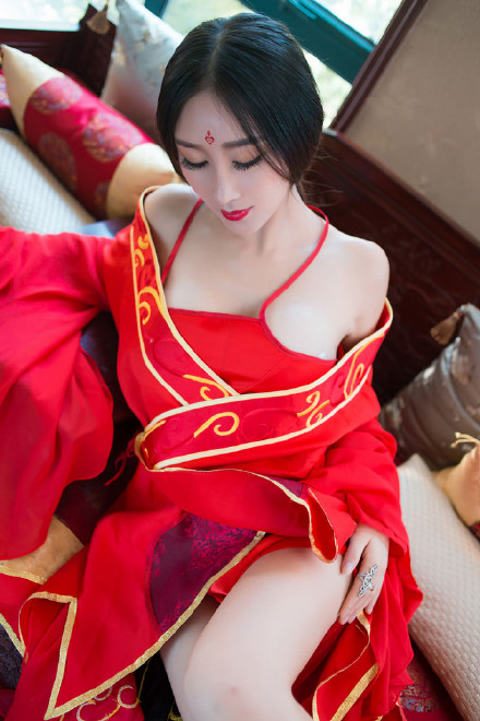 红衣古装美女妖艳撩人肚兜写真