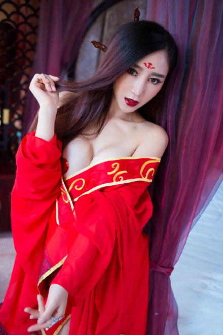 红衣古装美女妖艳撩人肚兜写真