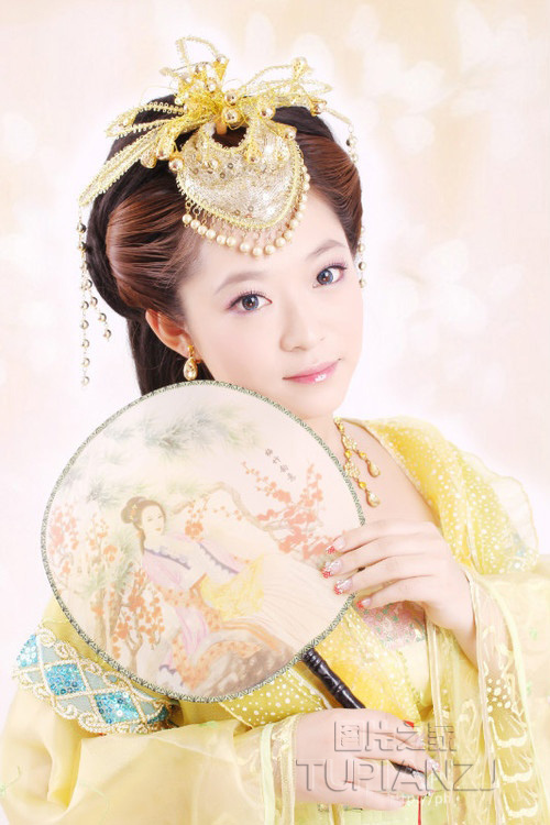古装娇娇女子 手拿扇子羞涩之美