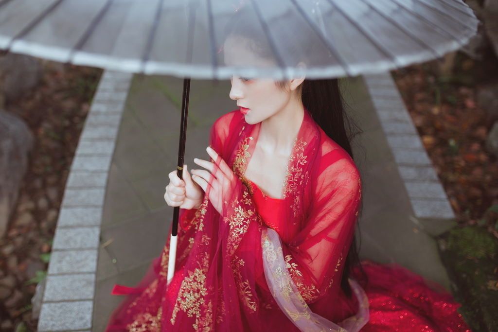 古装电视剧美女红装素裹长发及腰红唇雪肤唯美写真