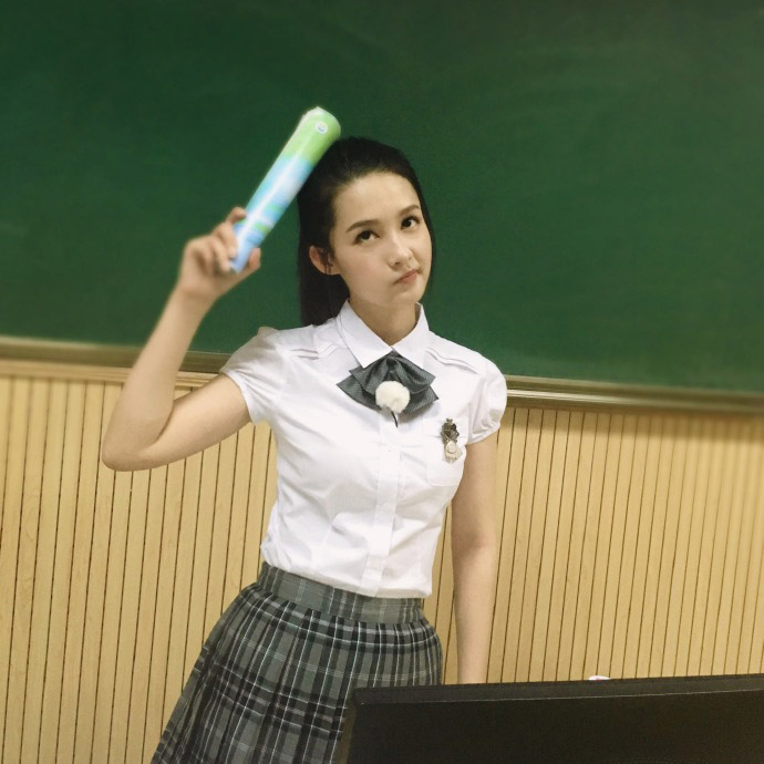 李沁校服装图片 尽显制服诱惑