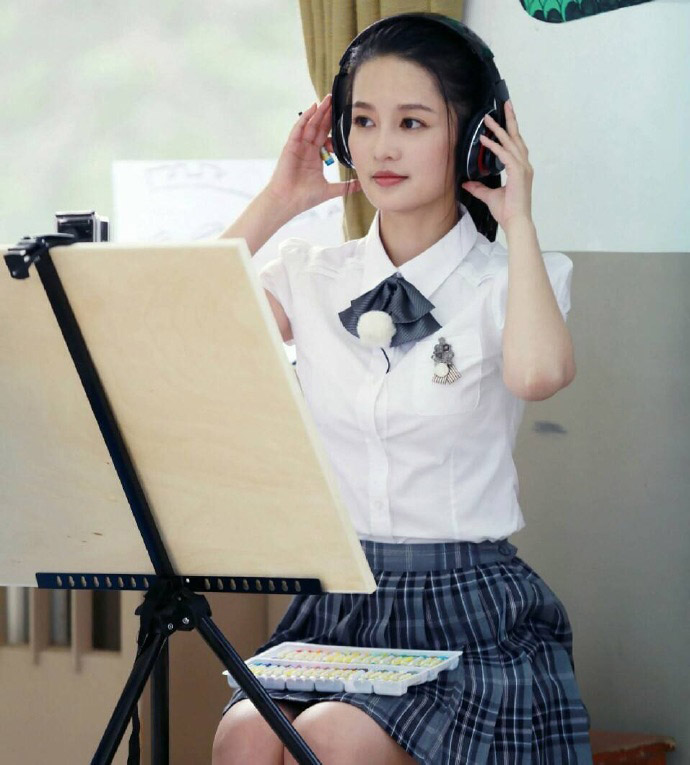李沁校服装图片 尽显制服诱惑