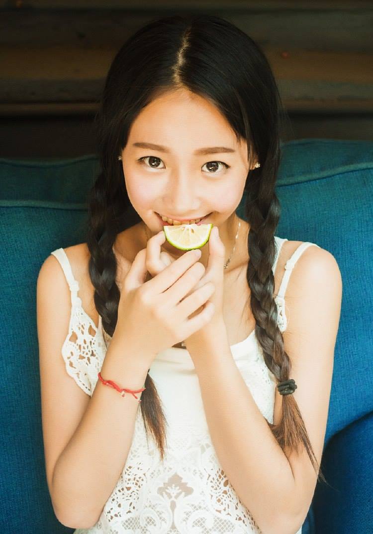短发少女比基尼美乳俏美素人泳装西西人体写真