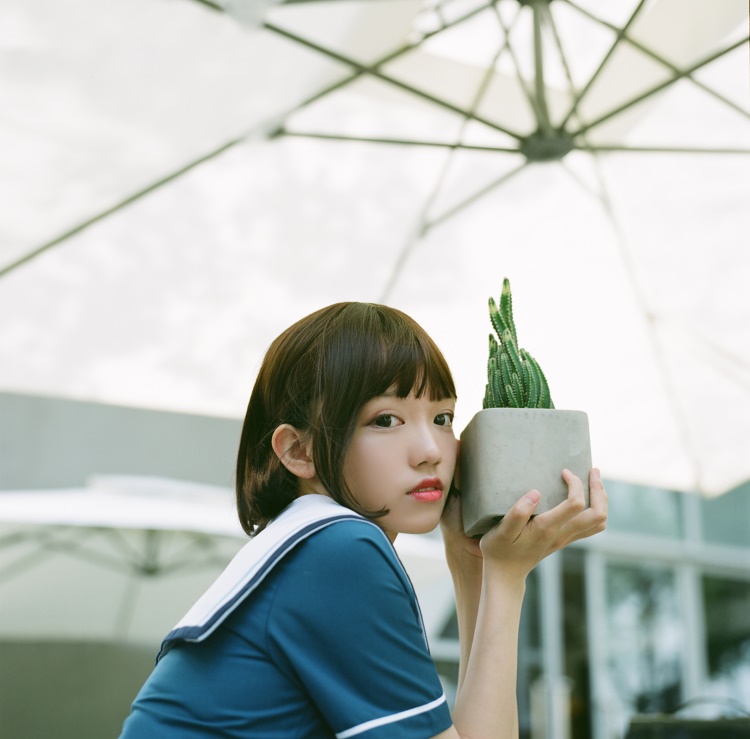 校园短发美女活泼可爱户外野生学生妹清纯写真