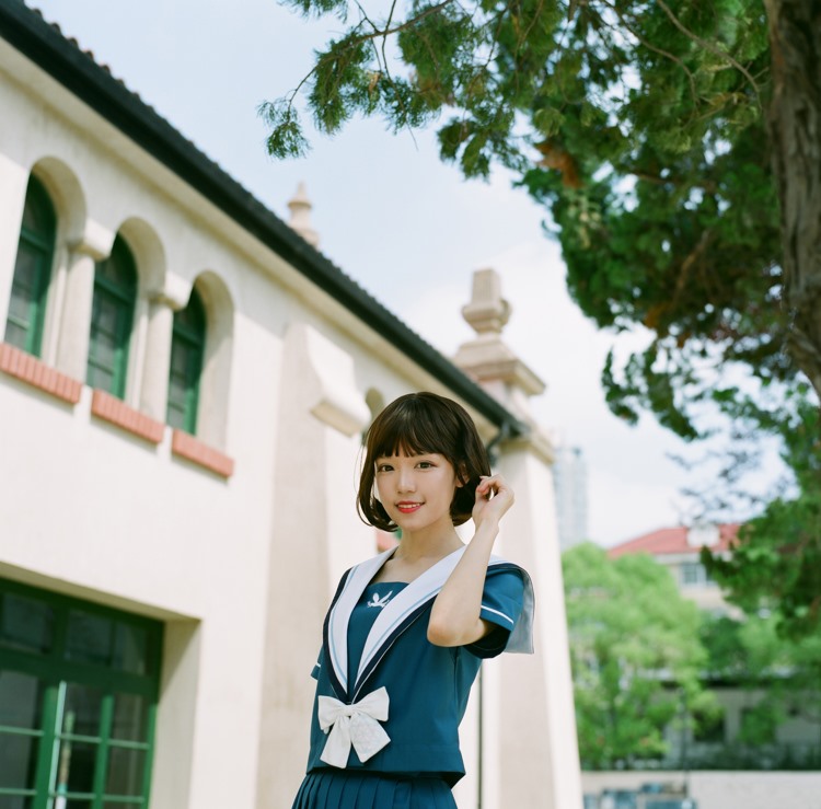 校园短发美女活泼可爱户外野生学生妹清纯写真