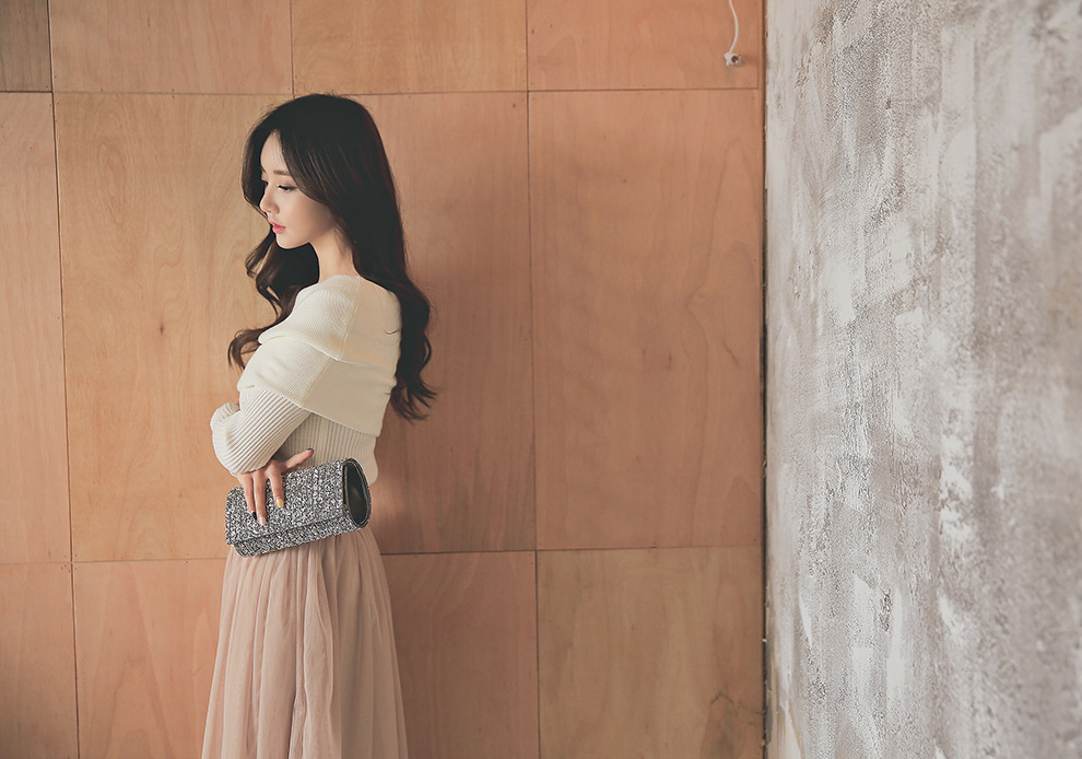 完美卷发美女少妇露香肩写真