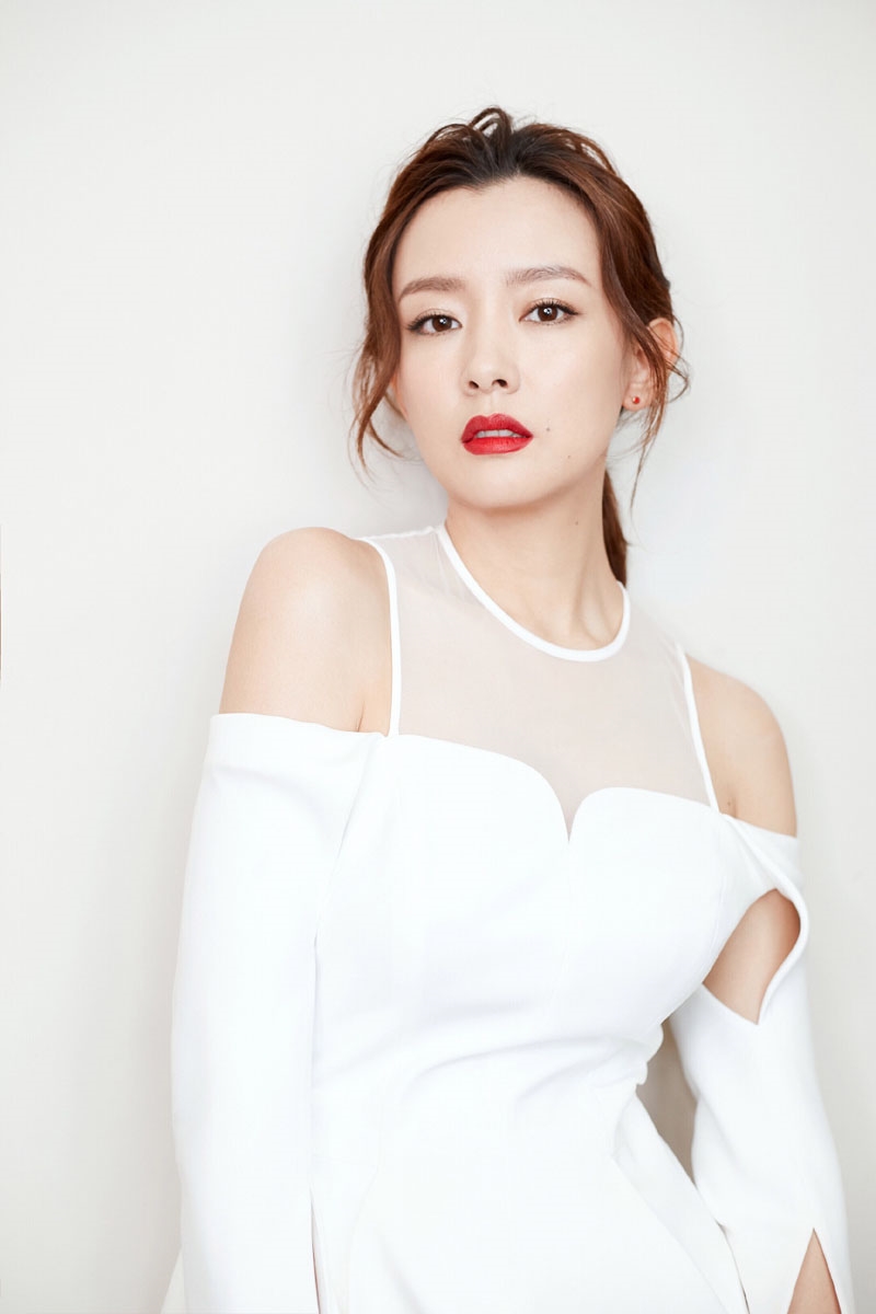 抚媚眼神美女周奇奇现场优雅干练写真