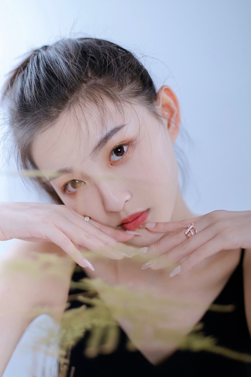 高冷御姐黑色吊带裙肤白貌美写真集