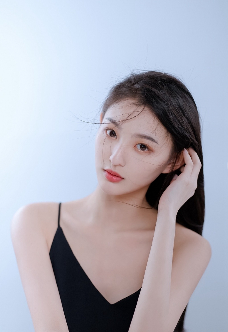 高冷御姐黑色吊带裙肤白貌美写真集