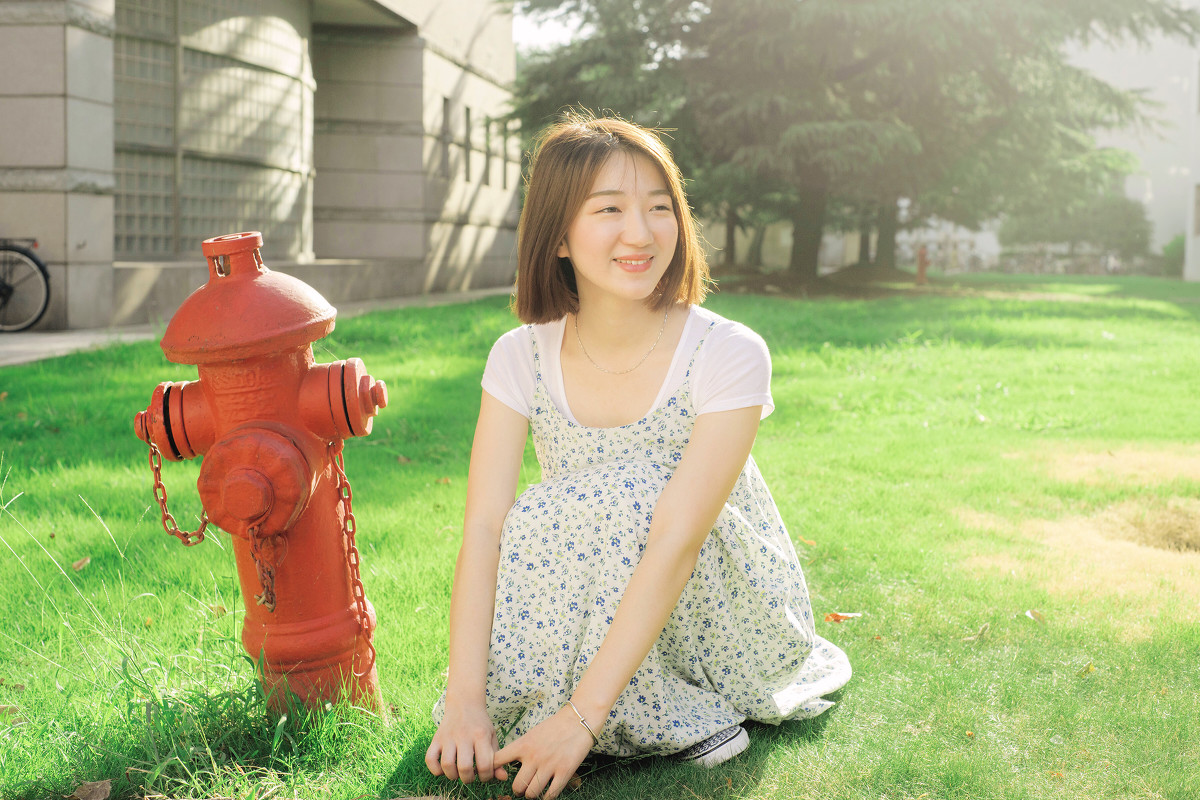 有点婴儿肥的短发素颜女孩