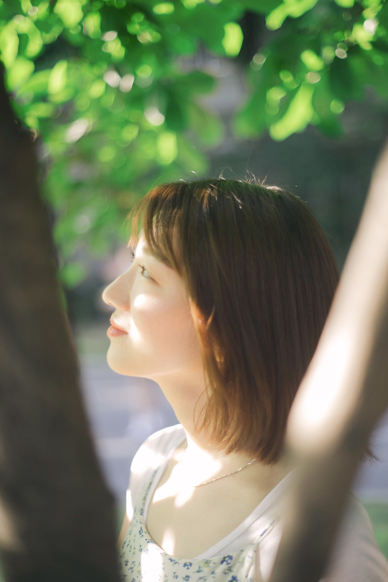 有点婴儿肥的短发素颜女孩