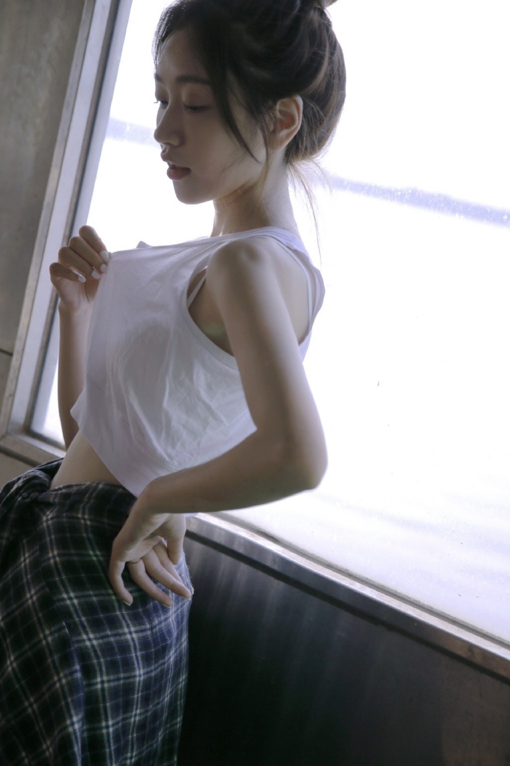 笑靥如花的甜美女孩细腰盈盈一握俏皮可爱女生照片