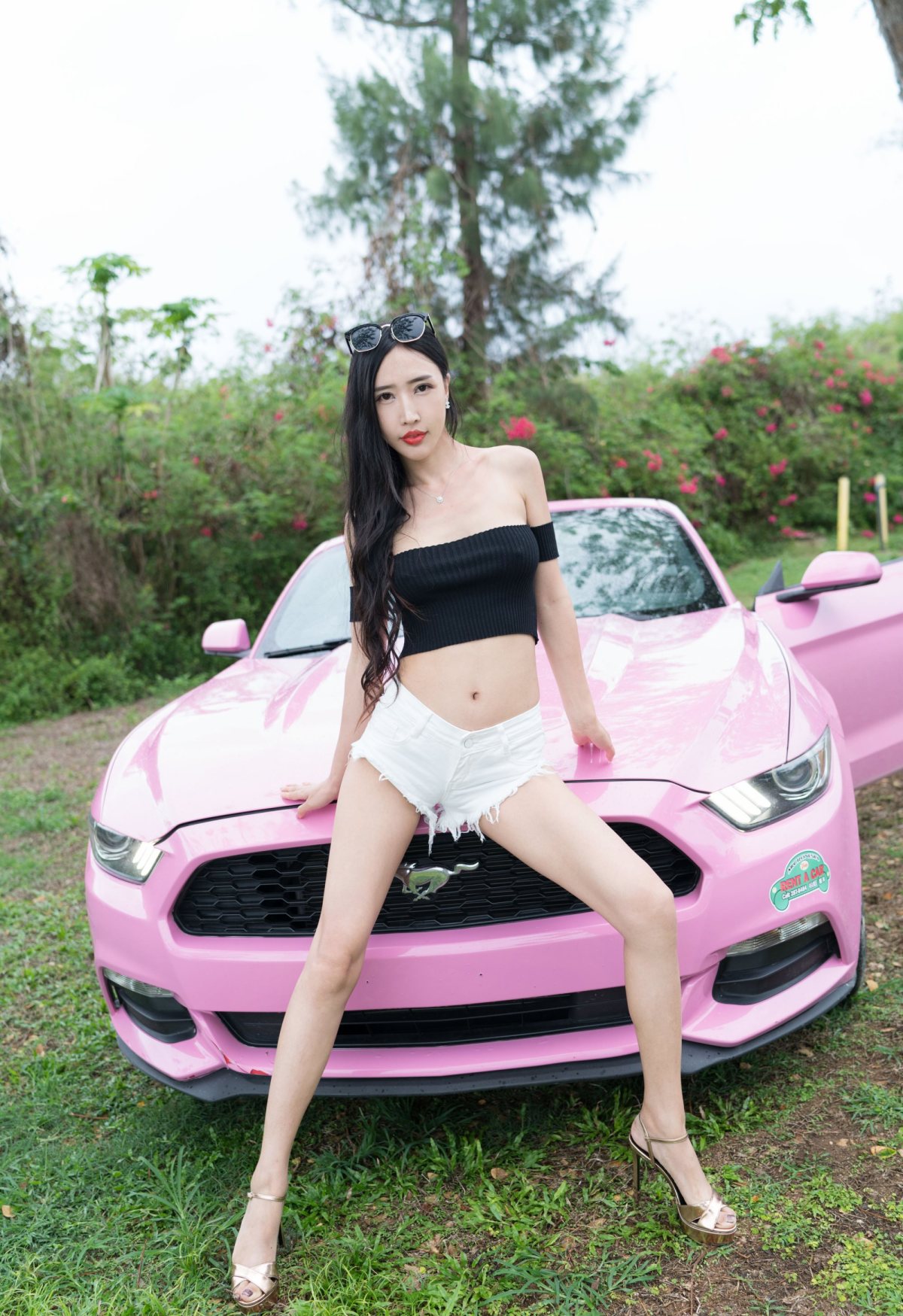 最美车模美女余心曼性感高跟鞋极品美腿户外写真