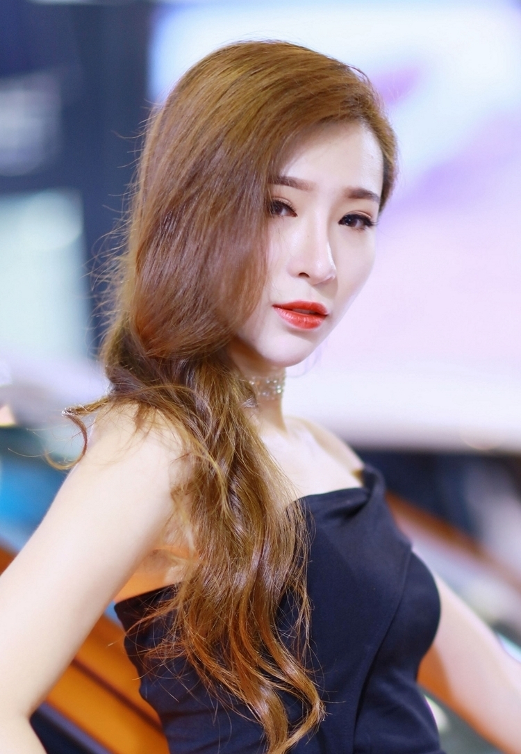精致妆容美女御姐车模露肩紧身裙火辣风骚性感写真