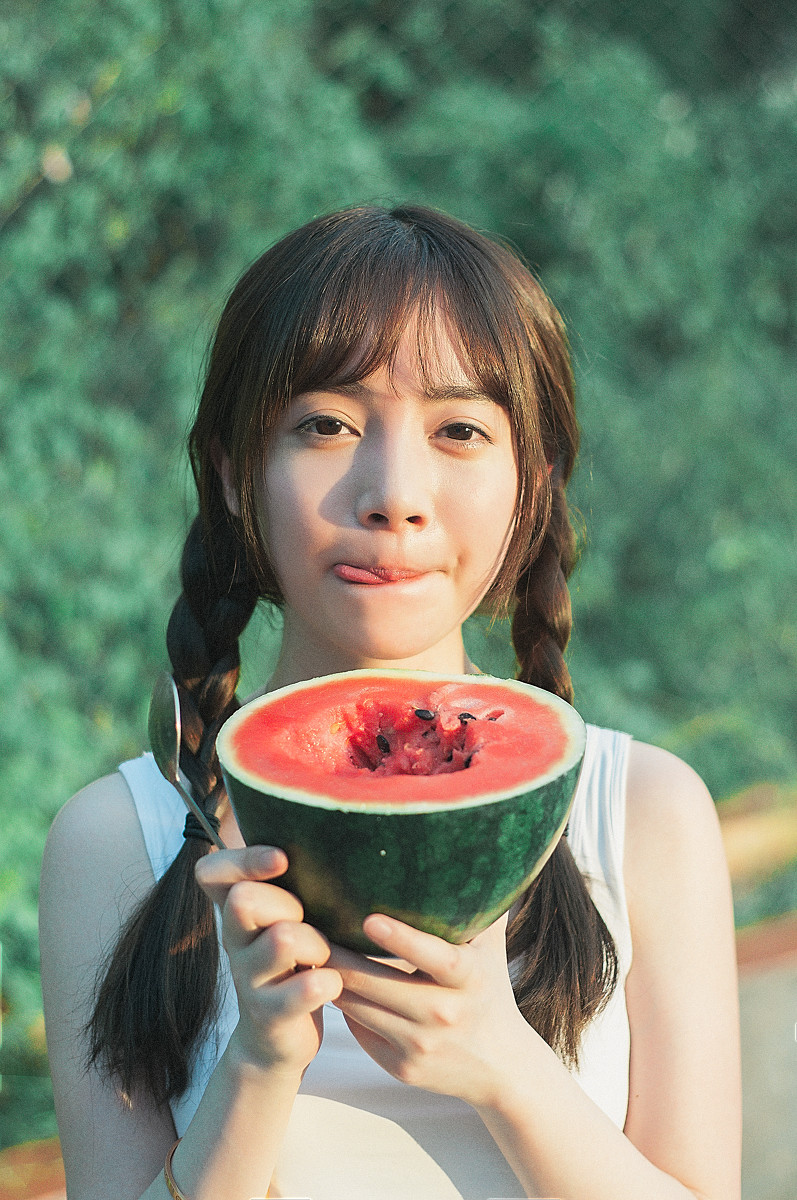 眼睛很漂亮的大眼卧蚕美女