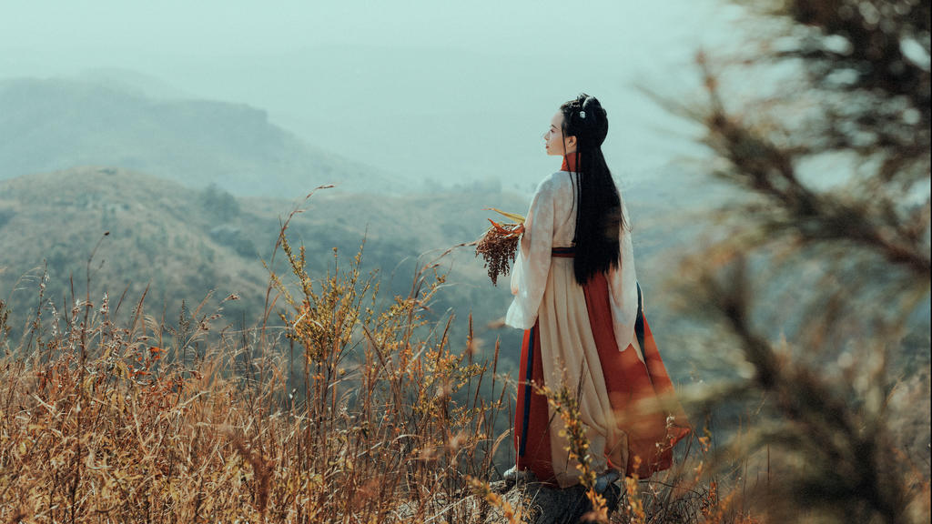 气质娴静淡雅的汉服美女户外唯美古装摄影