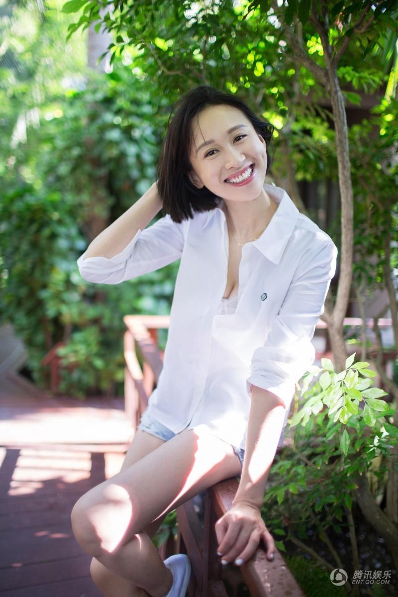 练束梅时尚写真 将清丽动人形象展现得淋漓尽致