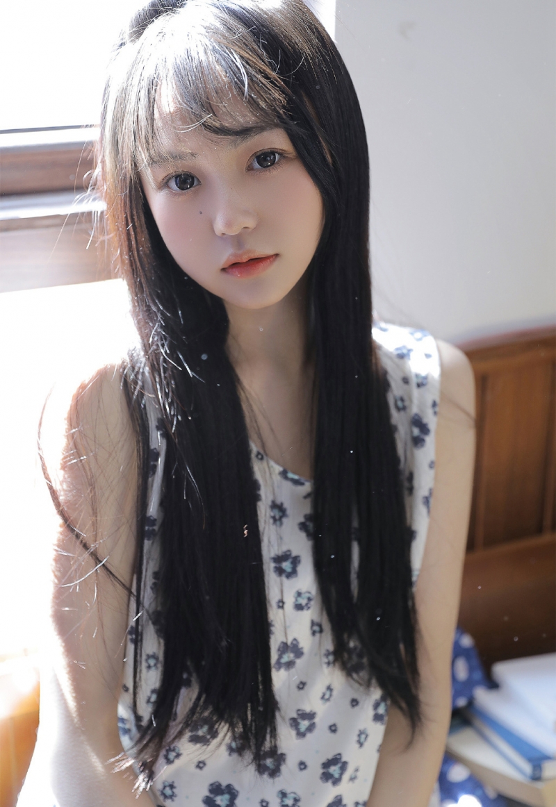 牛奶肌美眉宛若天使干净美女图片