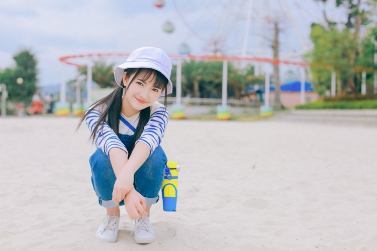 00后游乐园萝莉少女青涩稚嫩清纯写真图片