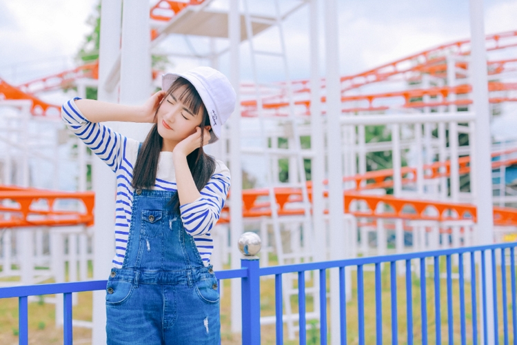 00后游乐园萝莉少女青涩稚嫩清纯写真图片