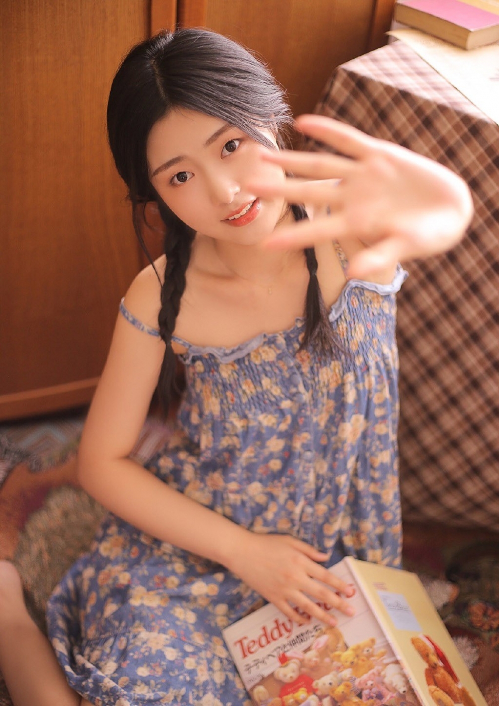 古典麻花辫美女碎花吊带裙清纯氧气私房写真图片