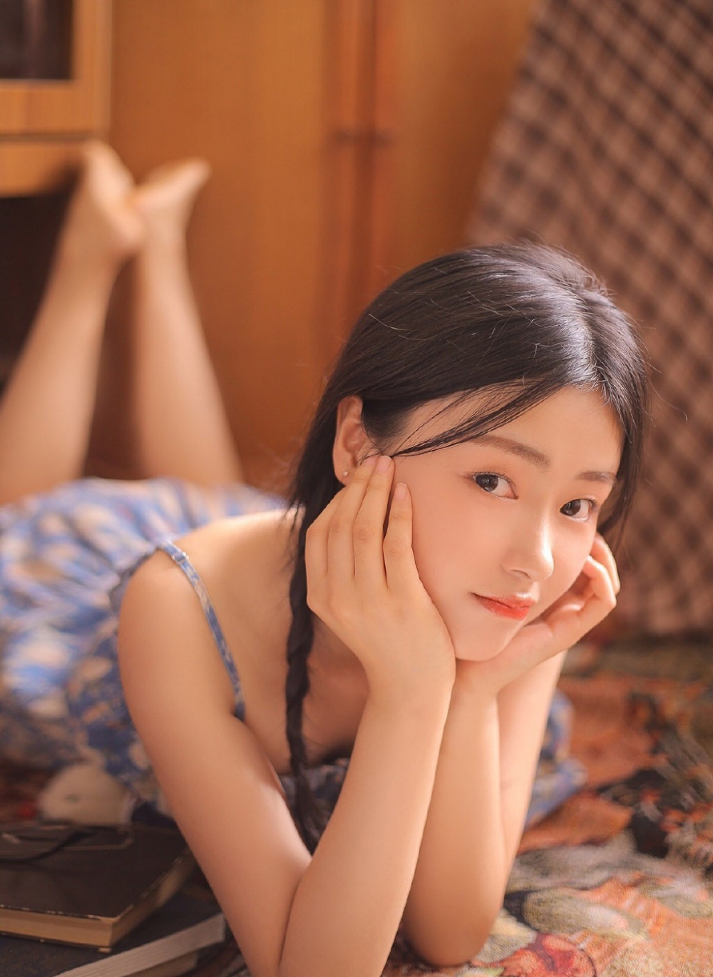 古典麻花辫美女碎花吊带裙清纯氧气私房写真图片