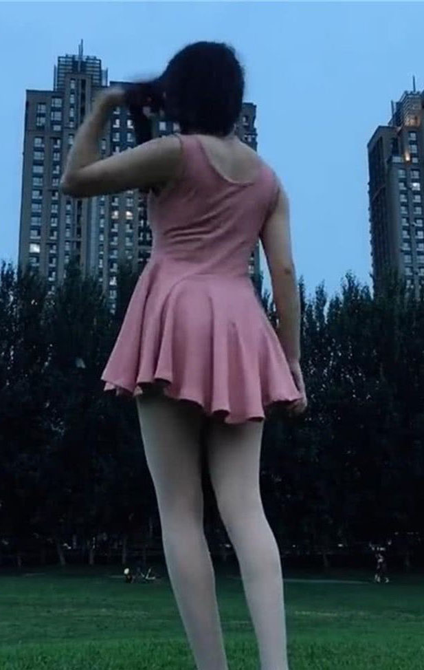 粉色超短裙搭美女 白色丝袜极致诱惑