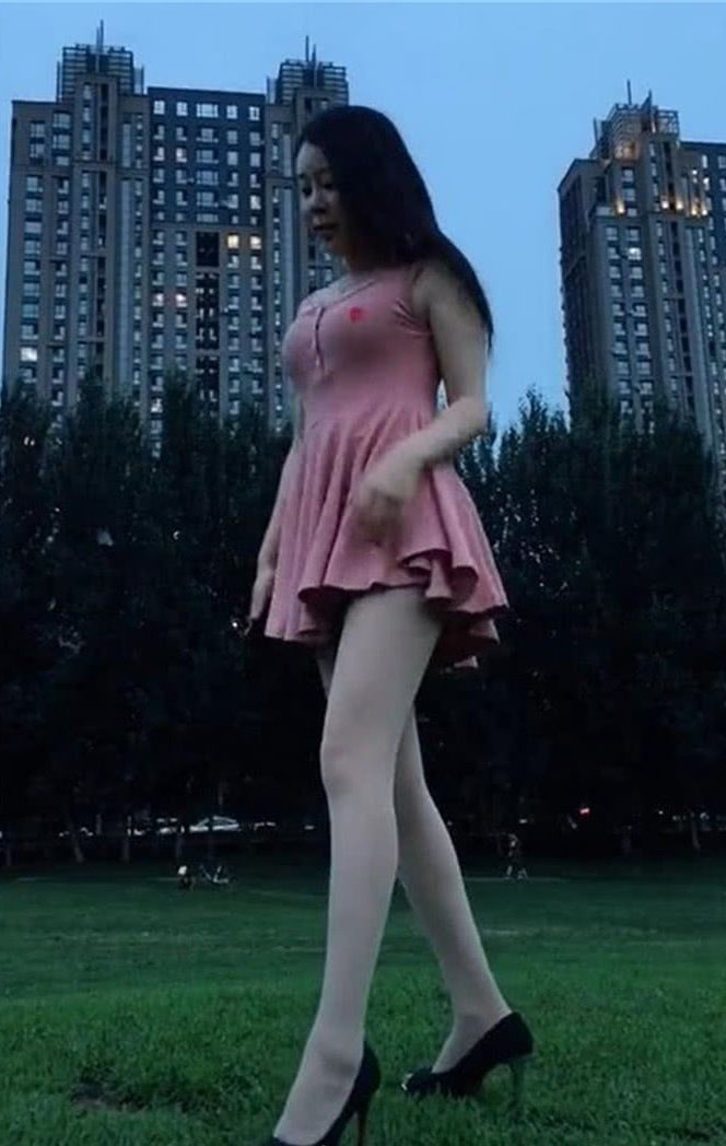 粉色超短裙搭美女 白色丝袜极致诱惑