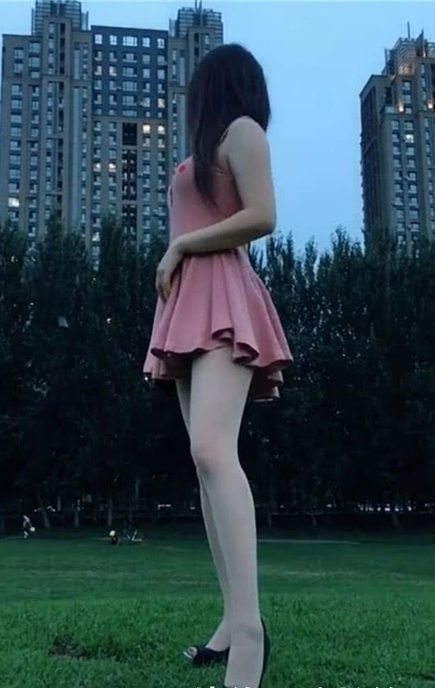 粉色超短裙搭美女 白色丝袜极致诱惑
