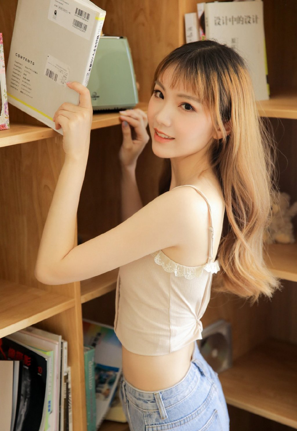 非主流清纯美女吊带热裤小露香肩修长美腿私房写真