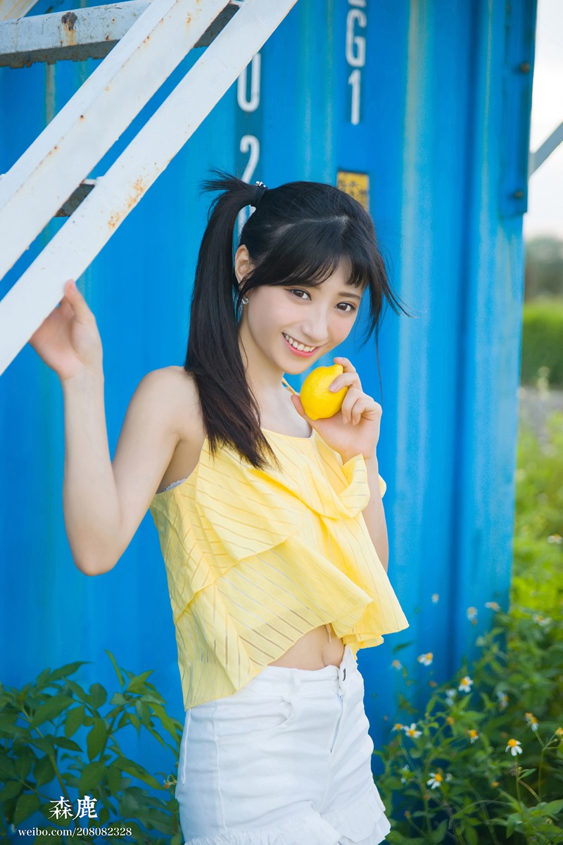 大眼漂亮女孩与柠檬的夏天