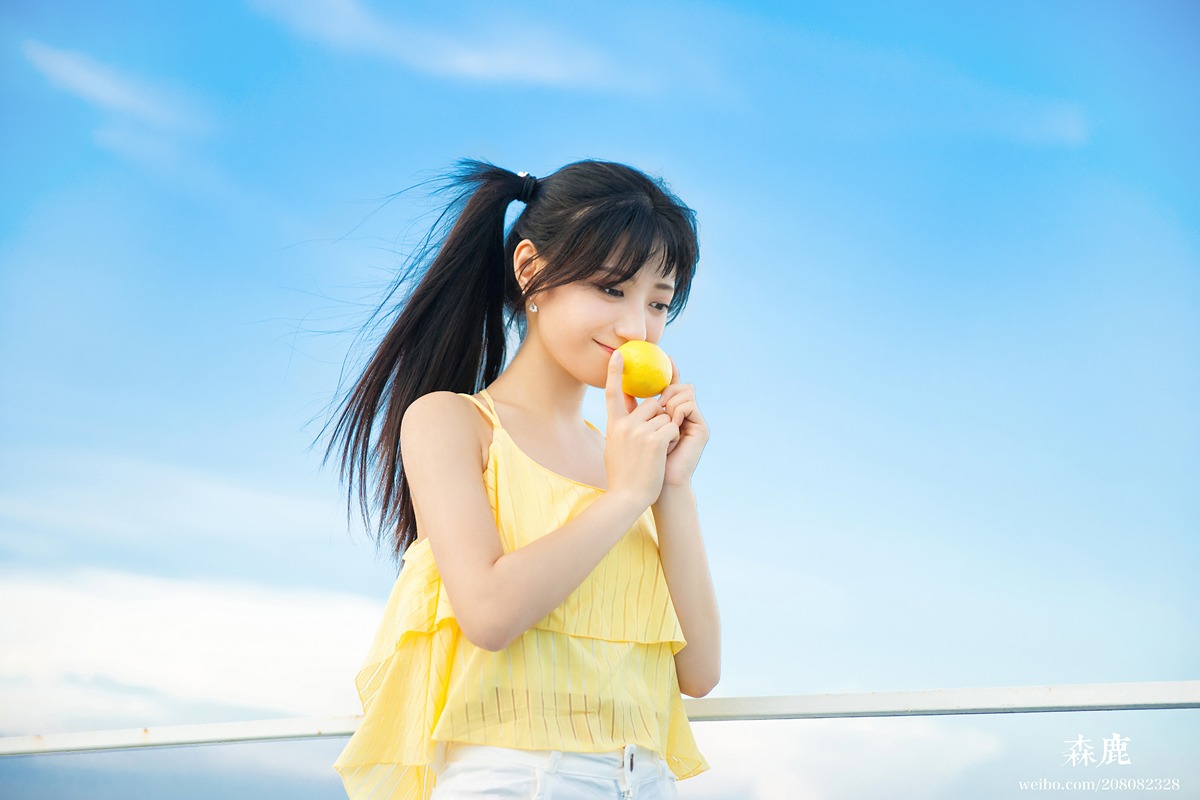 大眼漂亮女孩与柠檬的夏天